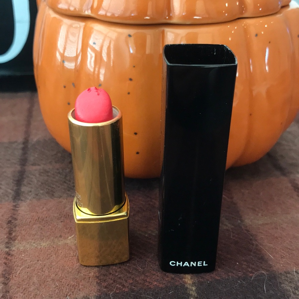 Chanel lipstick Rouge Allure 136